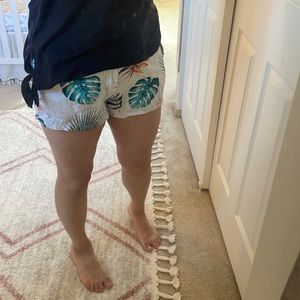 White Birds of Paradise Guess Linen Shorts Size Medium